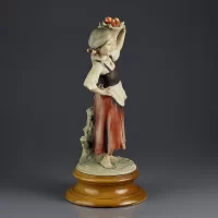 Винтажная фарфоровая статуэтка Capodimonte Девочка с яблоками Giuseppe Armani Джузеппе Армани
