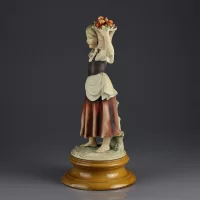 Винтажная фарфоровая статуэтка Capodimonte Девочка с яблоками Giuseppe Armani Джузеппе Армани