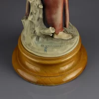 Винтажная фарфоровая статуэтка Capodimonte Девочка с яблоками Giuseppe Armani Джузеппе Армани