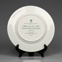 Тарелка винтажная фарфоровая декоративная Цветы Букет Англия Royal Doulton Chelsea Flower Show Plate Premier Issue 1981