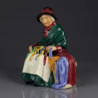 Винтажная фарфоровая статуэтка Бабушка Шелка и ленты Англия Royal Doulton Silks and Ribbons