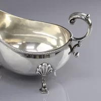 Крупный антикварный английский соусник с серебряным покрытием William Hutton & Sons