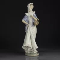 Винтажная фарфоровая статуэтка Испания Lladro NAO 204 Girl With Scarf Девушка в платке с корзинкой цветов