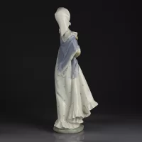Винтажная фарфоровая статуэтка Испания Lladro NAO 204 Girl With Scarf Девушка в платке с корзинкой цветов