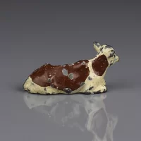 Антикварная английская свинцовая фигурка лежащей коровы Britains