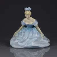 Винтажная фарфоровая статуэтка Девушка в реверансе Royal Doulton 2210 Debutante Дебютантка Реверанс