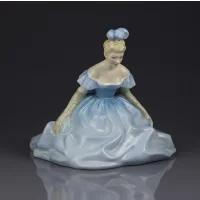 Винтажная фарфоровая статуэтка Девушка в реверансе Royal Doulton 2210 Debutante Дебютантка Реверанс