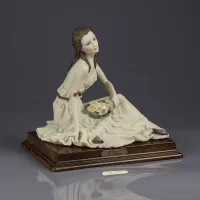 Винтажная итальянская статуэтка в стиле Capodimonte Дама с лилиями Dear Belcari