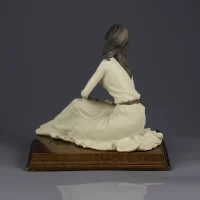 Винтажная итальянская статуэтка в стиле Capodimonte Дама с лилиями Dear Belcari