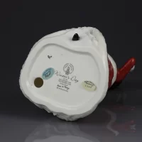 Винтажная фарфоровая статуэтка Девушка Дама Англия Royal Doulton 3769 Winter's Day