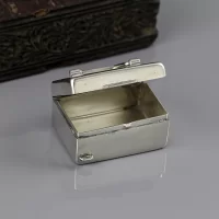 Винтажная таблетница в виде медицинского бокса