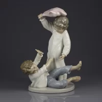 Винтажная фарфоровая статуэтка Мальчики Бой подушками Lladro NAO Children Playing