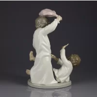 Винтажная фарфоровая статуэтка Мальчики Бой подушками Lladro NAO Children Playing