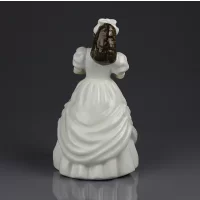 Винтажная фарфоровая статуэтка Девочка с тортом Англия Royal Doulton 3423 Birthday Girl
