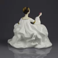 Винтажная фарфоровая статуэтка Англия Royal Doulton 2339 My Love Дама с розой на ладони