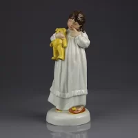 Винтажная фарфоровая статуэтка Девочка с мишкой Англия Royal Doulton 2966 And So To Bed