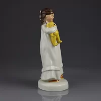 Винтажная фарфоровая статуэтка Девочка с мишкой Англия Royal Doulton 2966 And So To Bed