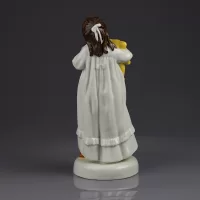 Винтажная фарфоровая статуэтка Девочка с мишкой Англия Royal Doulton 2966 And So To Bed