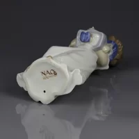 Винтажная фарфоровая статуэтка Девочка с куклой Lladro NAO We're Sleepy