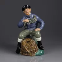 Винтажная фарфоровая статуэтка Рыбак Ловец лобстеров Англия Royal Doulton 2317 Lobster Man
