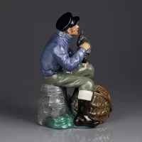 Винтажная фарфоровая статуэтка Рыбак Ловец лобстеров Англия Royal Doulton 2317 Lobster Man