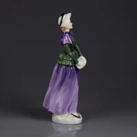Винтажная английская фарфоровая статуэтка Девушка в фиолетовом с муфтой Royal Doulton 2745 Florence