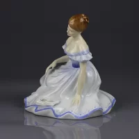 Винтажная английская фарфоровая статуэтка Дама с книгой Royal Doulton 2788 Marjorie