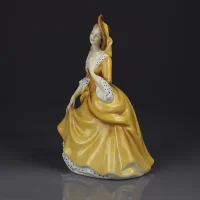 Винтажная английская фарфоровая статуэтка Дама в шляпке Royal Doulton 2275 Sandra