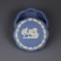Винтажная английская шкатулка Улисс Одиссей Афина на колеснице Веджвуд Wedgwood Blue Jasperware Ulysses Staying Chariot Victory