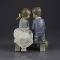Винтажная фарфоровая статуэтка Первая любовь Пара на лавке Lladro NAO 1136 First Love