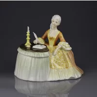 Винтажная английская фарфоровая статуэтка Дама пишет пером Royal Doulton 2330 Meditation