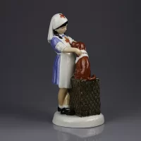 Винтажная английская фарфоровая статуэтка Девочка лечит собаку Royal Doulton 2963 It Wan't Hurt Childhood Days
