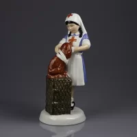 Винтажная английская фарфоровая статуэтка Девочка лечит собаку Royal Doulton 2963 It Wan't Hurt Childhood Days