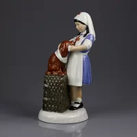 Винтажная английская фарфоровая статуэтка Девочка лечит собаку Royal Doulton 2963 It Wan't Hurt Childhood Days