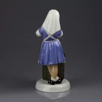 Винтажная английская фарфоровая статуэтка Девочка лечит собаку Royal Doulton 2963 It Wan't Hurt Childhood Days