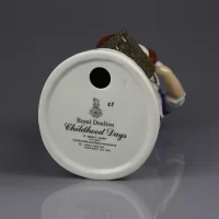 Винтажная английская фарфоровая статуэтка Девочка лечит собаку Royal Doulton 2963 It Wan't Hurt Childhood Days