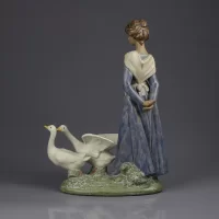 Винтажная фарфоровая статуэтка Девушка с гусями Lladro 2286 Barnyard Scene