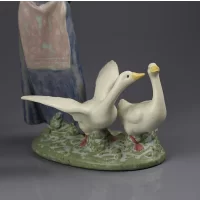 Винтажная фарфоровая статуэтка Девушка с гусями Lladro 2286 Barnyard Scene