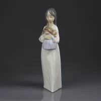 Винтажная фарфоровая статуэтка Девочка с куклой Lladro NAO New Doll