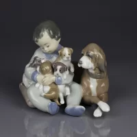 Винтажная фарфоровая статуэтка Испания Lladro 5456 New Playmates Мальчик с собакой и щенками