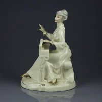 Винтажная фарфоровая статуэтка Дама за клавесином Англия Royal Doulton HN2756 Musicale