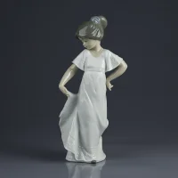 Винтажная фарфоровая статуэтка Девушка в белом платье Lladro NAO 1110 Little Sweetheart