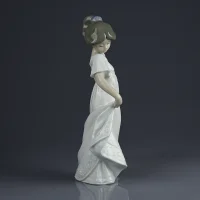 Винтажная фарфоровая статуэтка Девушка в белом платье Lladro NAO 1110 Little Sweetheart