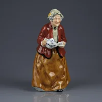 Винтажная фарфоровая статуэтка Англия Royal Doulton HN2255 Teatime Чаепитие Бабушка с чайником и чашкой