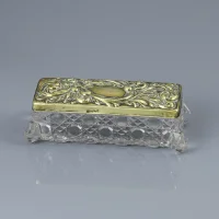 Антикварная стеклянная шкатулка с орнаментальной металлической крышкой и британским регистрационным номером