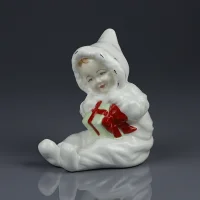 Винтажная фарфоровая статуэтка Рождество Малыш с подарком Англия Royal Doulton HN4427 Baby's First Christmas