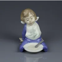 Винтажная фарфоровая статуэтка Малыш с тарелкой NAO by Lladro 01074 Bebe con Lato de Papilla