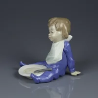 Винтажная фарфоровая статуэтка Малыш с тарелкой NAO by Lladro 01074 Bebe con Lato de Papilla