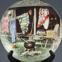 Тарелка винтажная декоративная настенная Квилты Стирка в сельском доме Hamilton Collection Quilted Countryside Washday