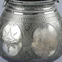 Антикварная английская сахарница викторианского периода с растительным орнаментом и овальными медальонами Henry Harrison & Co
